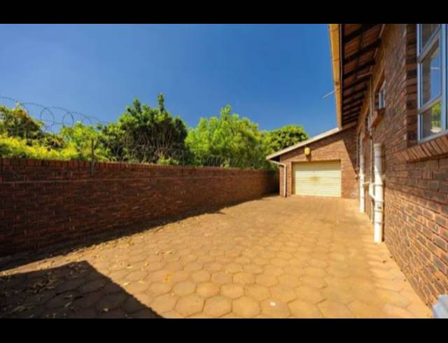 5 BEDROOM HOUSE FOR SALE IN ISIPINGO HILLS
